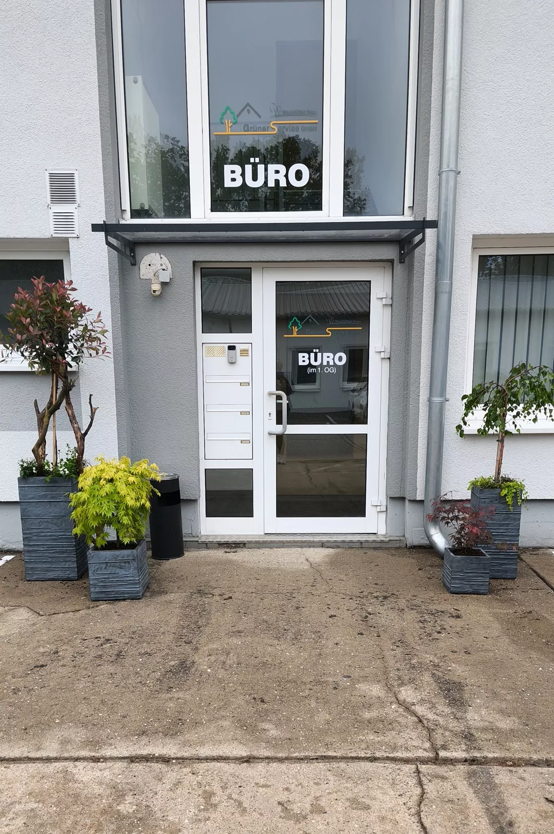 Eingangsbereich des Büros der Grüner Service GmbH in Guhrow